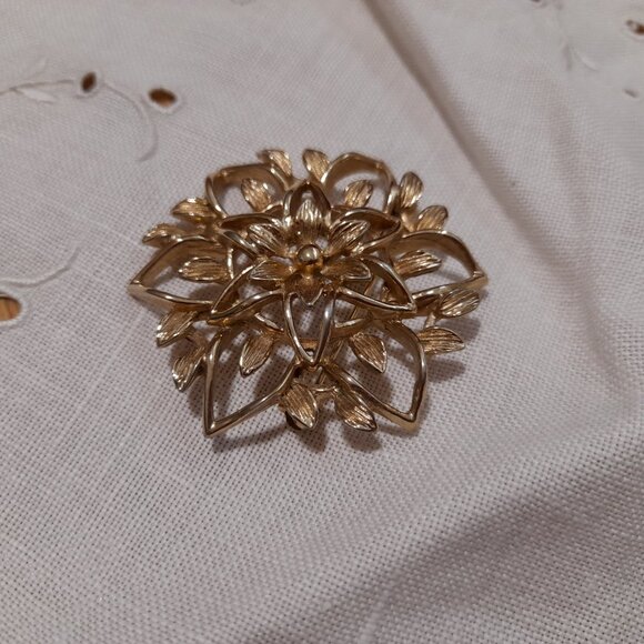 Vintage Flower Brooch Sarah Coventry Canada Gold Tone Pretty Jewelry Retro - Picture 3 of 11
